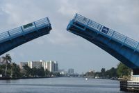 die geöffnete blaue Schiffsbrücke